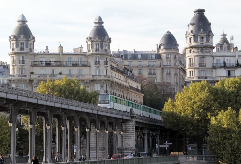 Man dies after attempting to 'surf' on roof of Paris Metro train