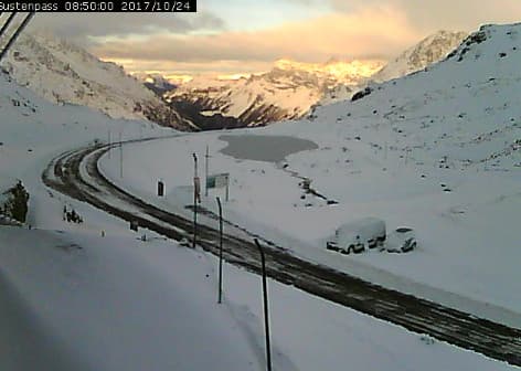 Alpine passes close as snow hits Switzerland