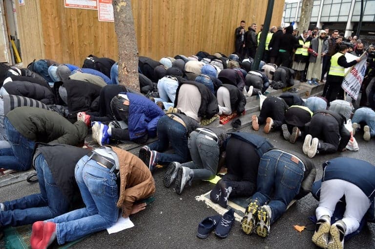 French mayor leads protest to stop Muslim worshippers praying in street