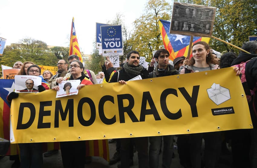 Hundreds gather for Catalan independence in Brussels