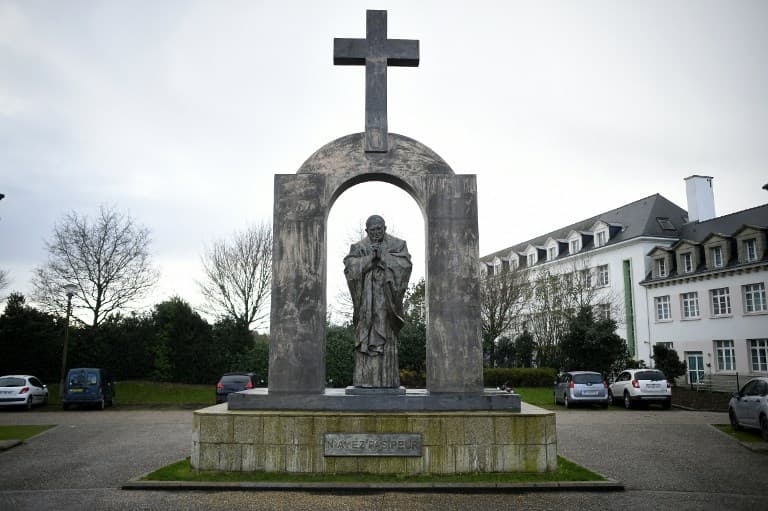 Poles launch petition against French plan to axe cross in Breton town