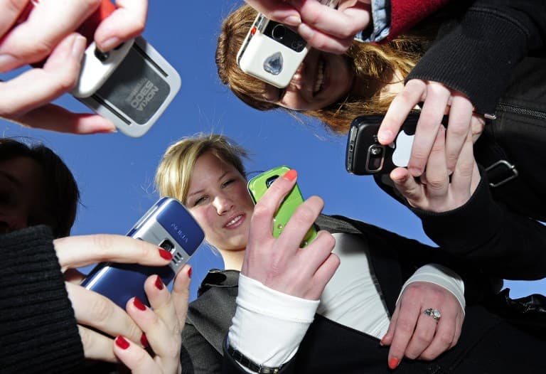 France to ban mobile phones in schools