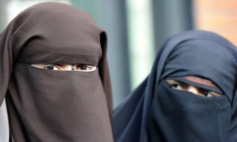 Swiss government opposes anti-burqa initiative and presents counter-proposal