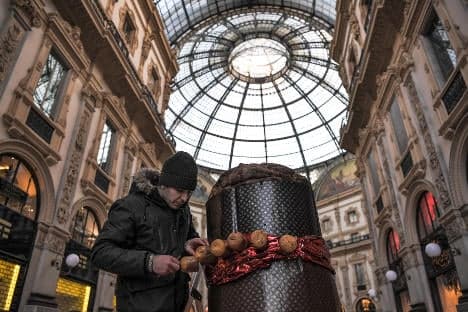 Italy bakes world's biggest Christmas cake panettone