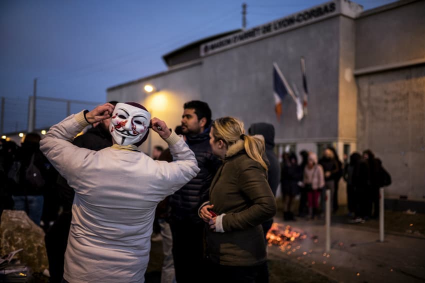 Breakthrough in French prison standoff