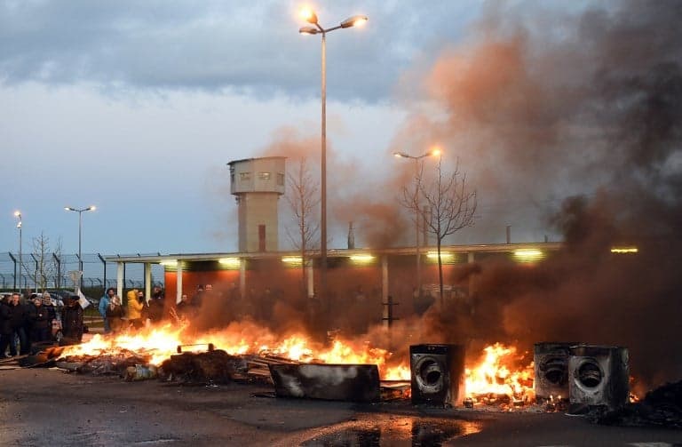 Guards blockade 120 jails as crisis in French prisons heightens