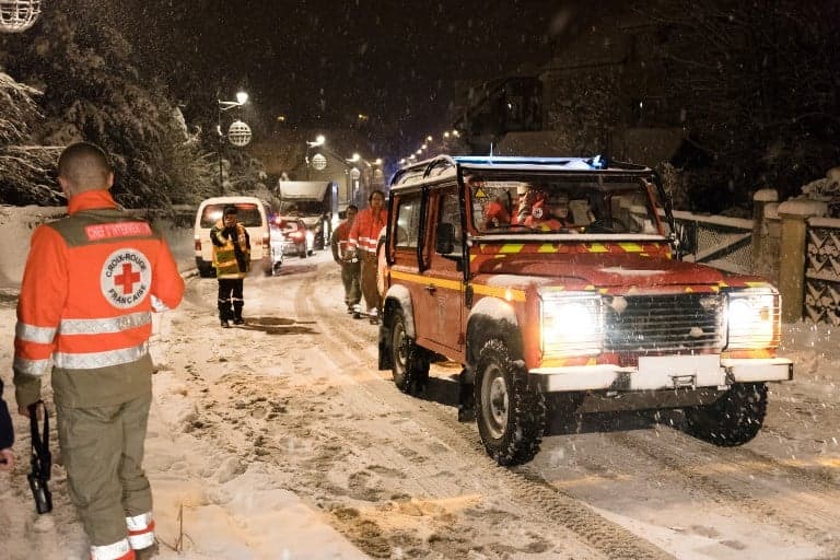 How can 15cm of snow cause so much travel chaos around Paris?