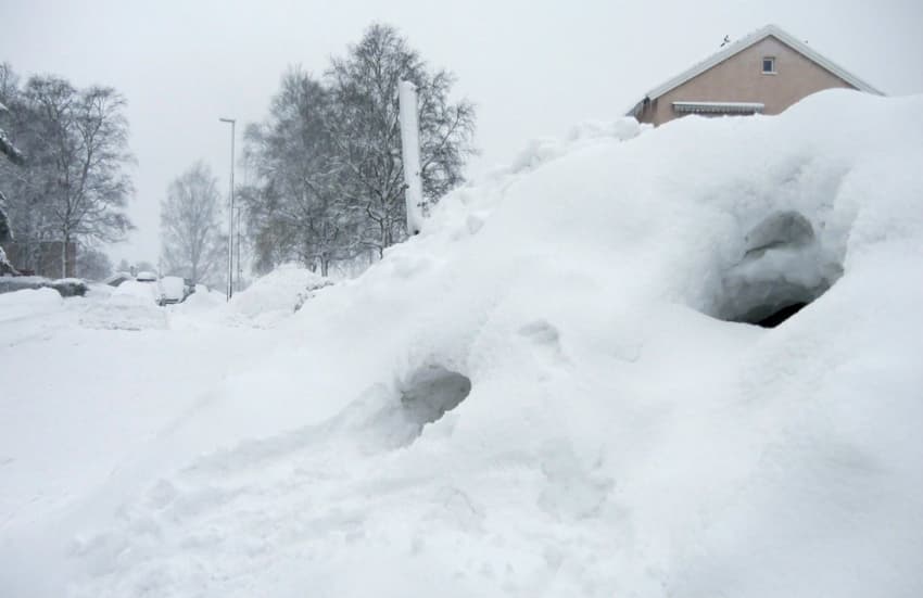 Norwegian cabins almost buried as snow reaches three metres' depth