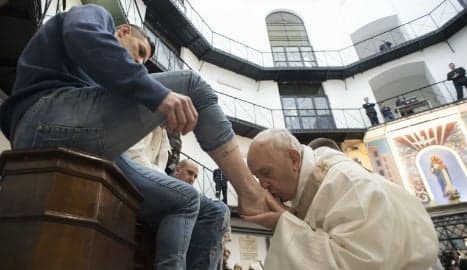 Pope washes prisoners' feet in Easter ritual
