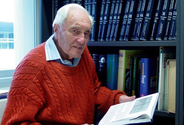 Australia scientist, 104, heads to Switzerland for assisted death