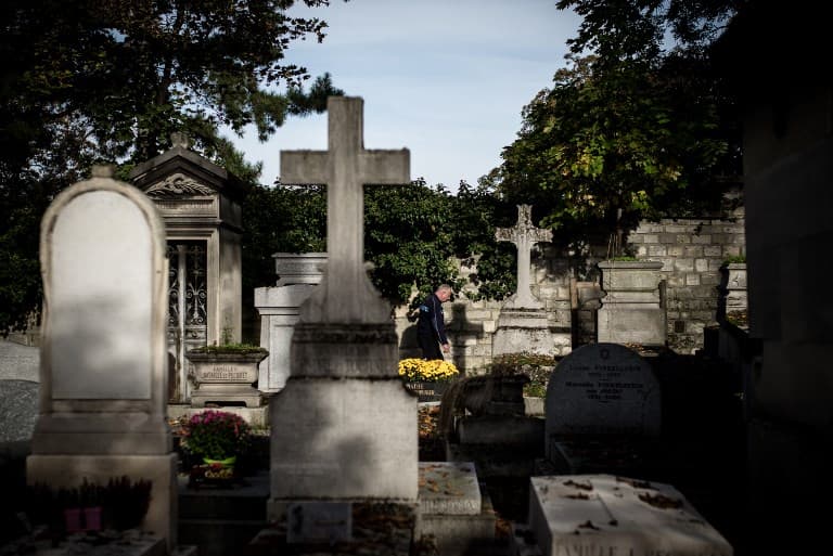 Paris brings its graveyards to life during weekend festival