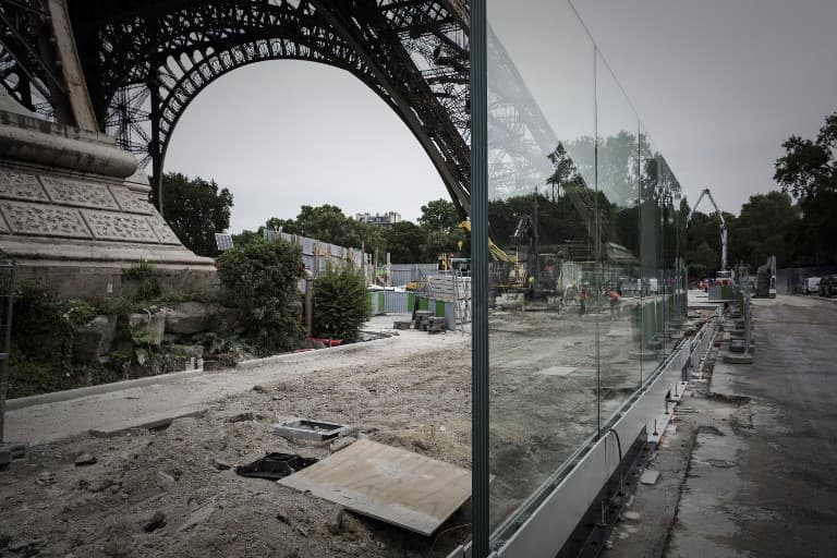 Paris puts finishing touches on Eiffel Tower anti-terror walls