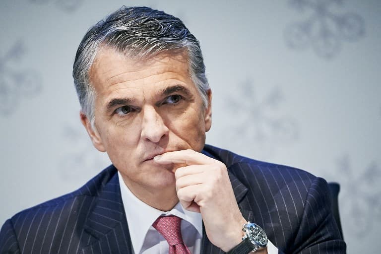 'Sky-high' executive salaries slammed by Swiss unions