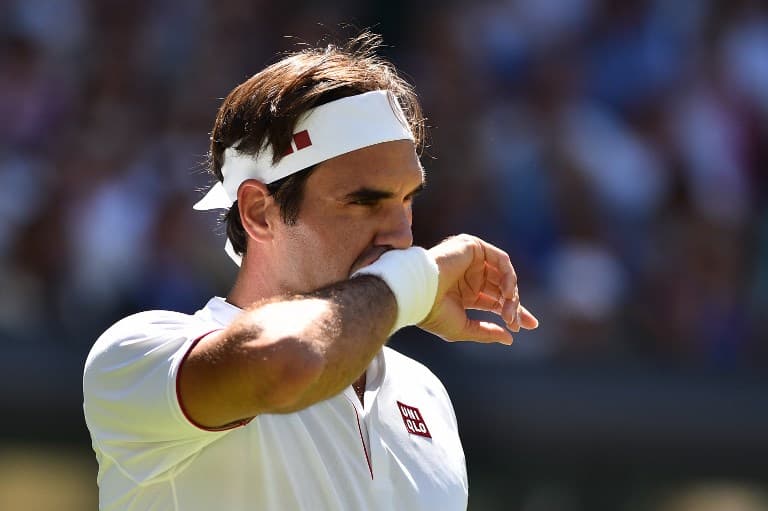 New-look Federer breezes in Wimbledon furnace