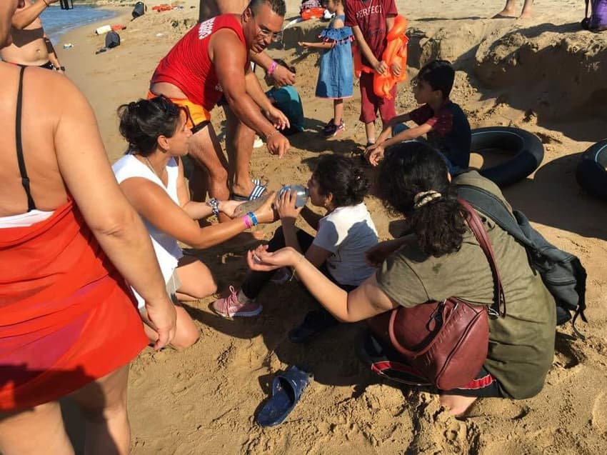 Tourists and locals help rescue migrants on Italian beach