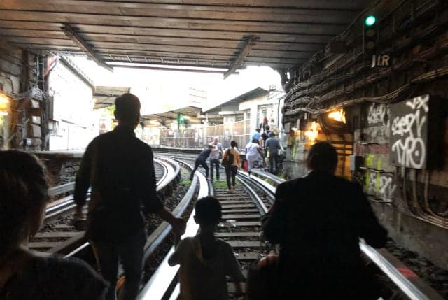 Power cut leaves hundreds stranded in sweltering Paris Metro trains