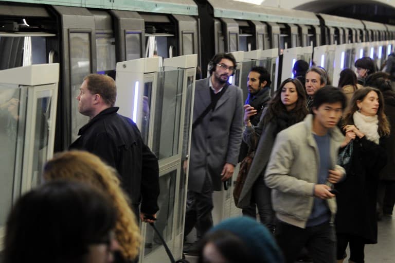 Paris Metro rolls out new service for foreign tourists targeted by thieves