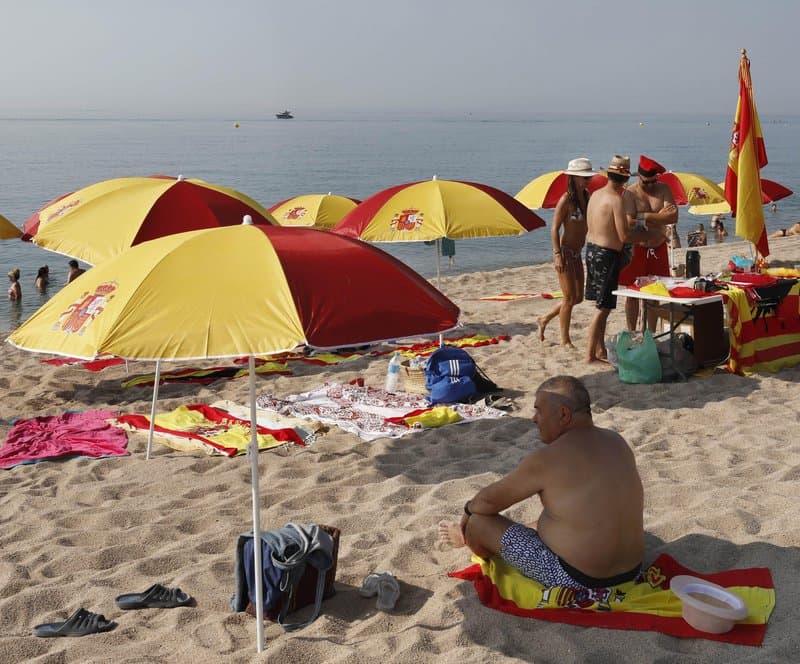 Anti-independence protest sees Spanish flags fly on Catalan beach