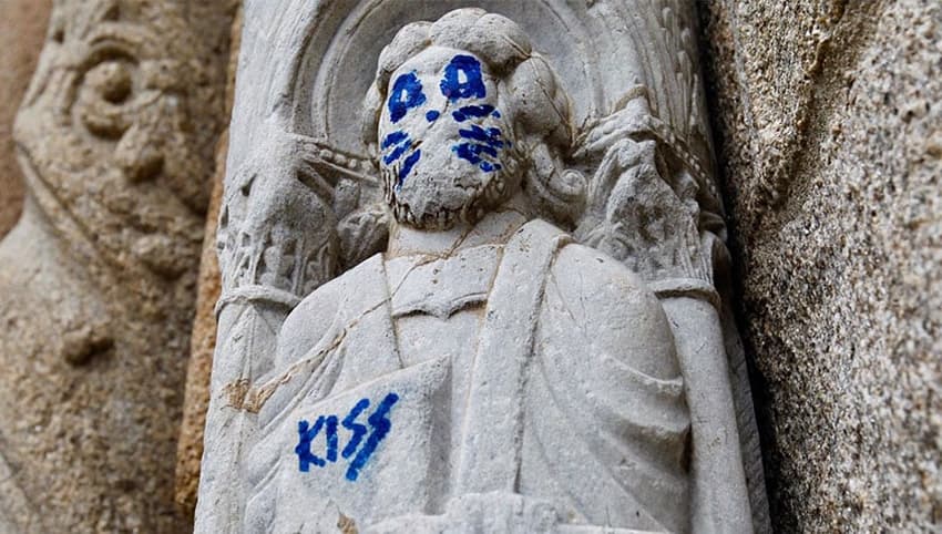 Police hunt vandal who daubed cat face on Santiago statue