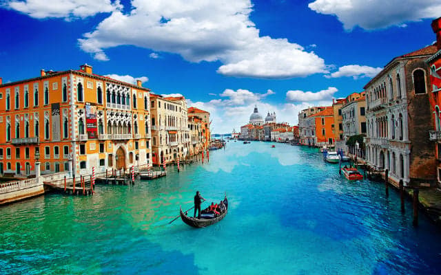 Venice bans morning coffee breaks and bermuda shorts for city employees