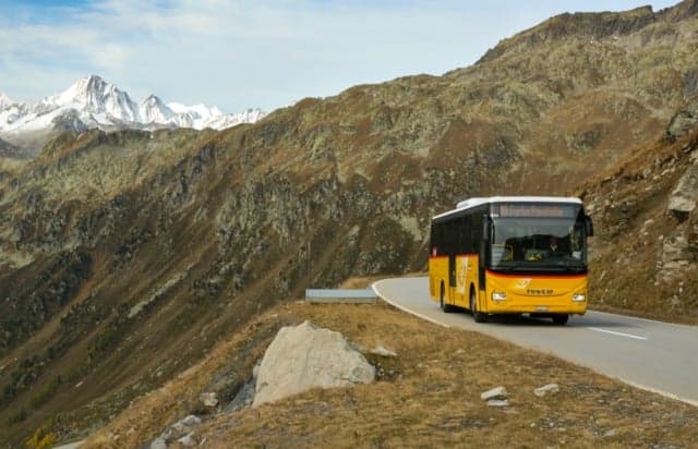 Millimetre perfect: Swiss bus driver shows what Alpine parking is all about