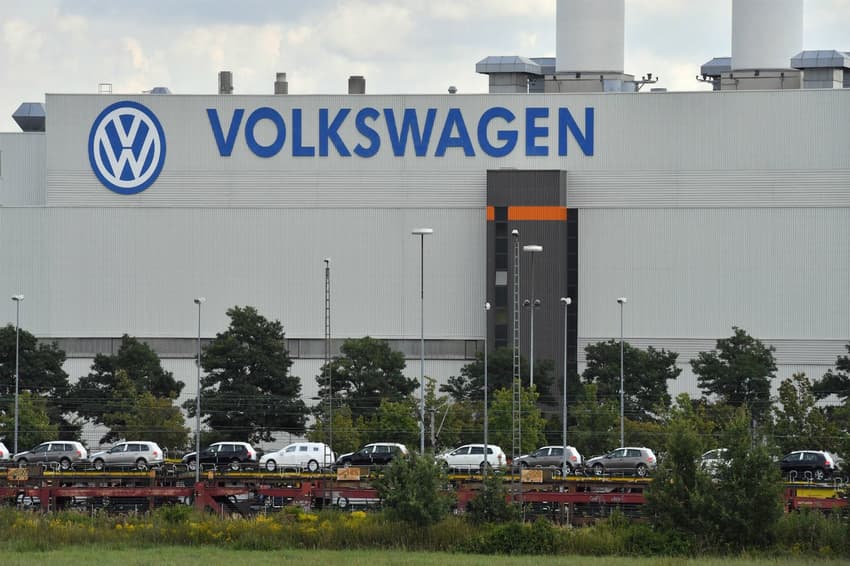 EU targets BMW, Daimler, VW in pollution cartel probe