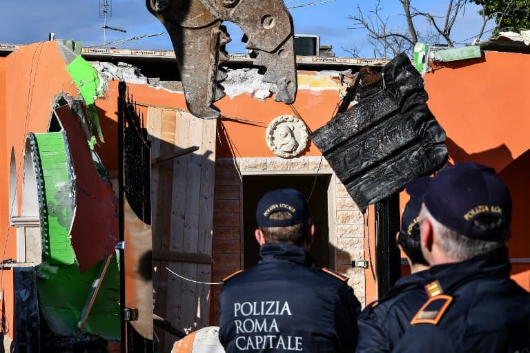 Rome knocks down flashy mafia villas