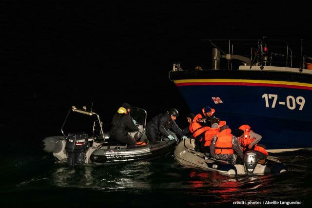 French authorities pick up eight migrants in Channel