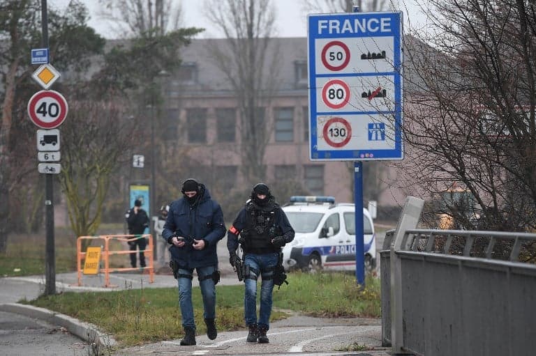 Hundreds of French police hunt for fugitive Strasbourg gunman