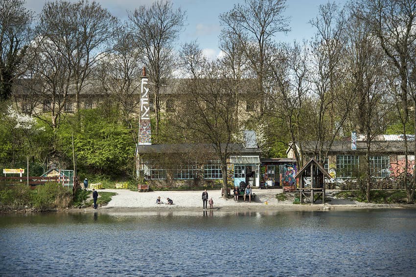 Police fire warning shots in response to stone-throwing in Christiania