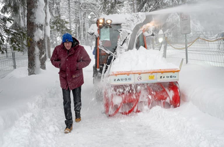 Swiss town's population and hundreds of tourists cut off by heavy snowfall