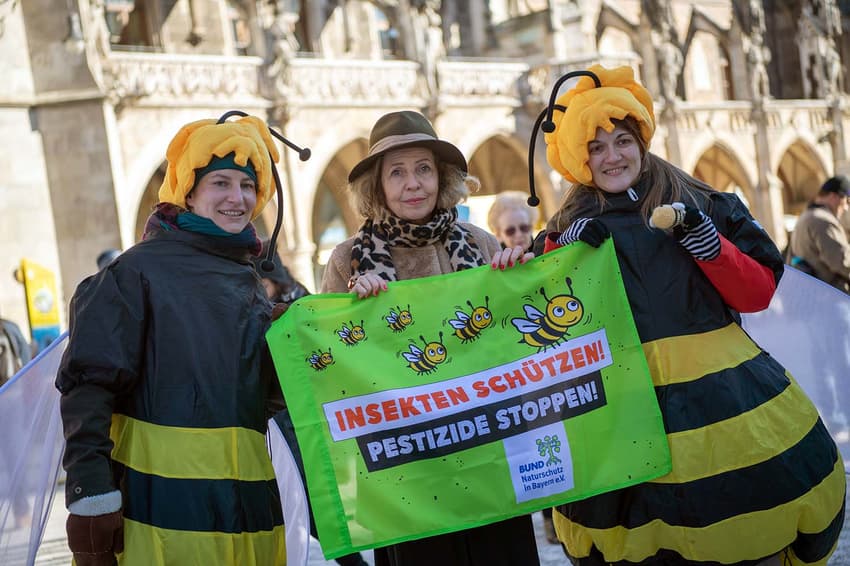 Bavarians brave cold to campaign to ‘Save the Bees’