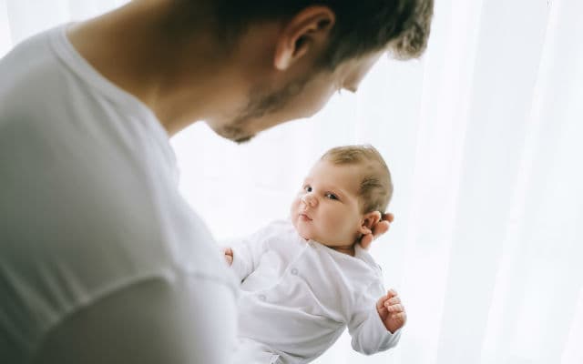 Swiss family commission says proposed two-week paternity leave is not enough