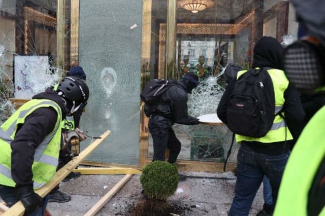 Yellow vest protesters ransack Paris boutiques and restaurants