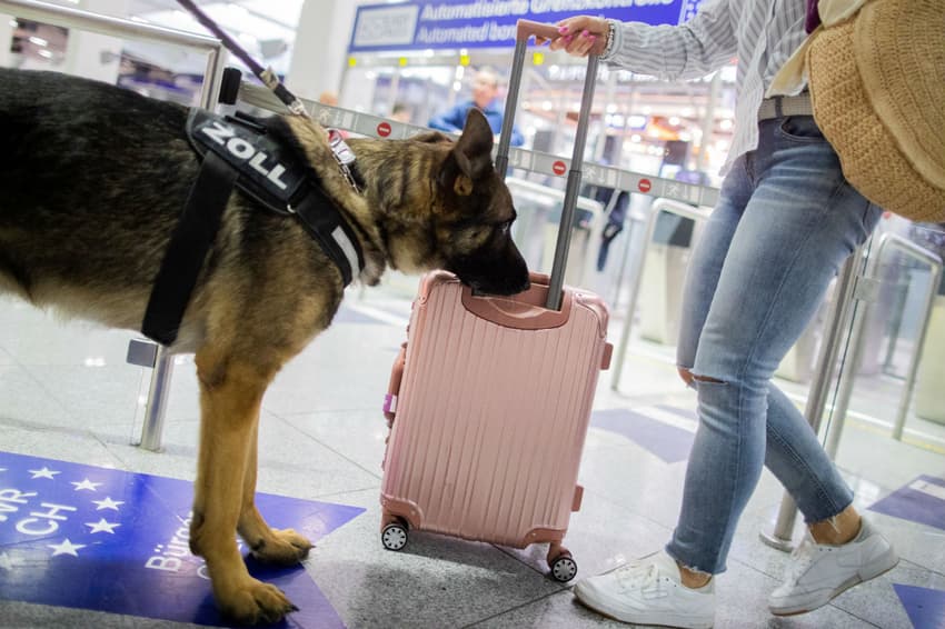 Customs dog sniffs out €1.2 million in cash at Düsseldorf Airport