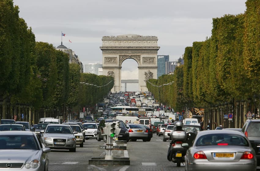 Paris bans most polluting cars as heatwave leads to pollution spike