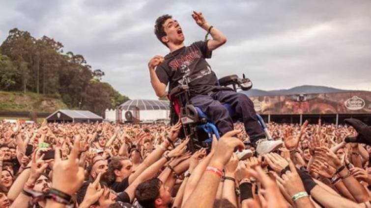 Meet the 19-year-old Spaniard who crowd surfed in a wheelchair