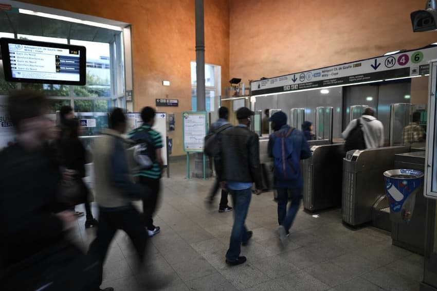 Paris' Metro passengers can now buy tickets and Navigo passes on their ...