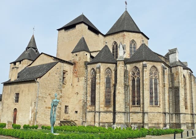 Ramraiders 'strap tree trunk to car' to smash their way into French cathedral