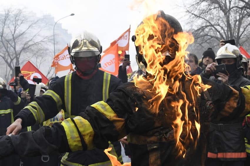 VIDEO: Why are French firefighters and riot police in violent fistfights?