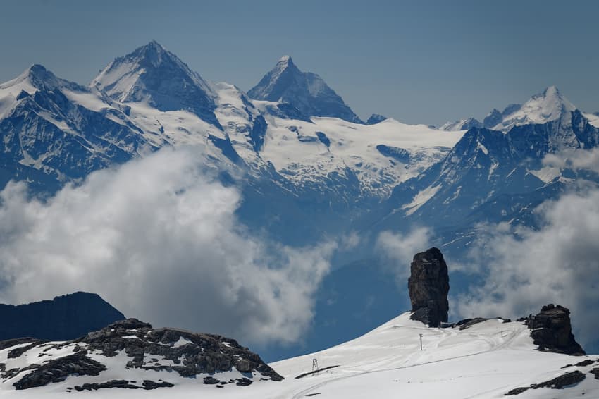 Four die in plane crash in Swiss Alps