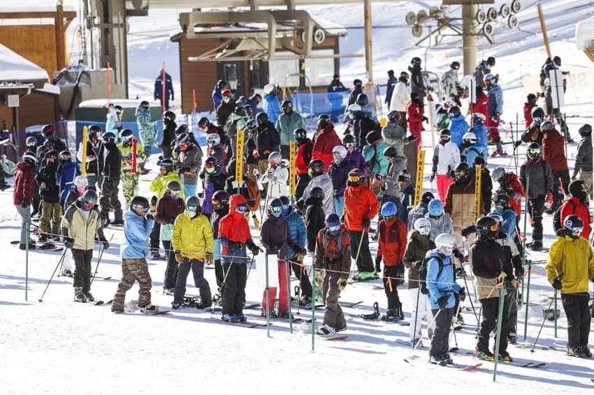 Skiing: Photo of crowds queuing at Swiss ski lift sparks outrage