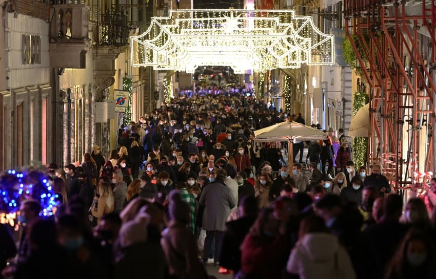 'Unacceptable crowds': Alarm as Christmas shoppers pack Italian cities