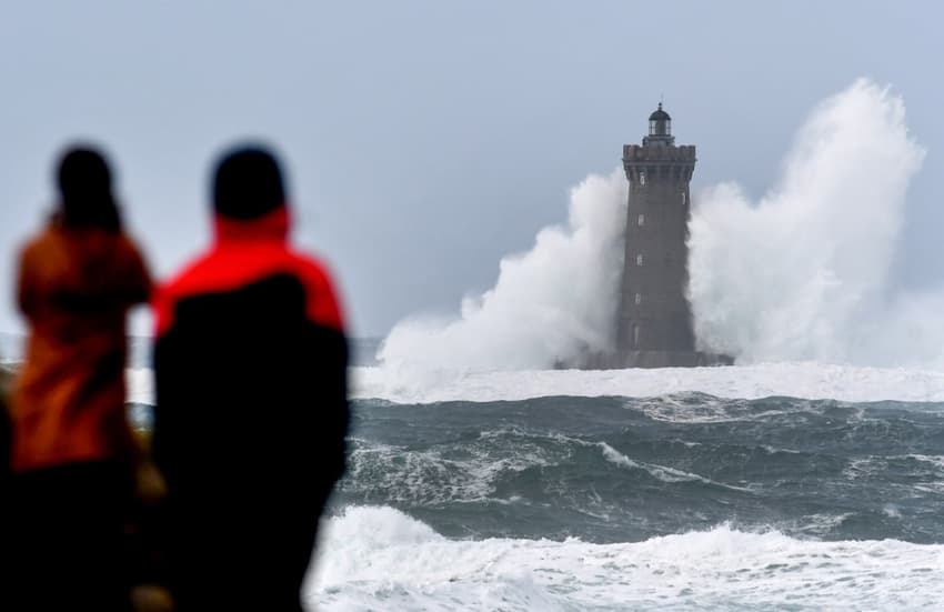 Thousands without electricity as Storm Bella hits France