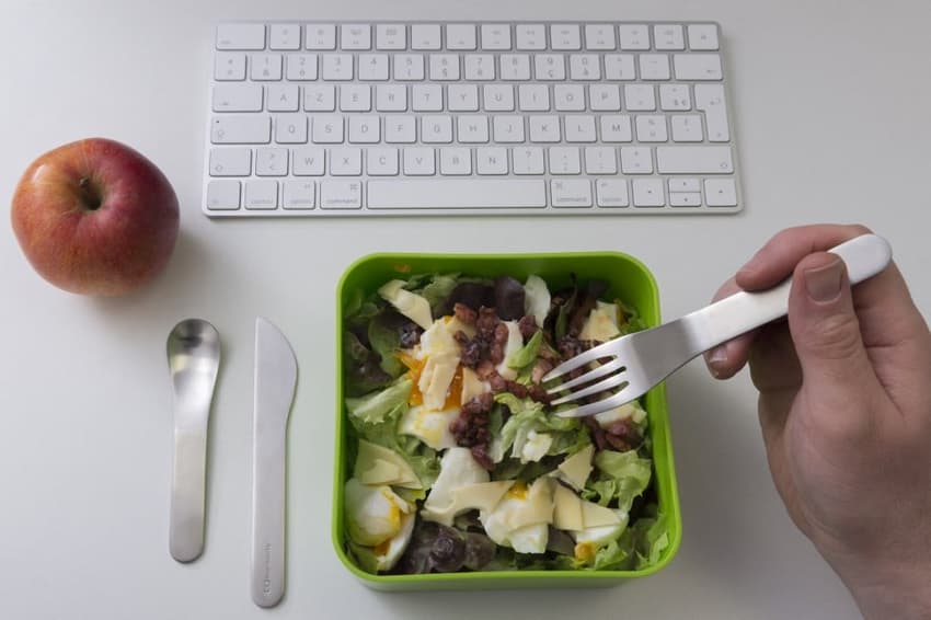 Reader question: Is it really illegal to eat lunch at your desk in France?