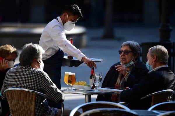 Catalonia allows bars and restaurants to stay open for longer