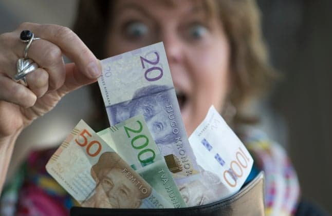 EXPLAINED: What can foreigners in Sweden do about the weak krona?