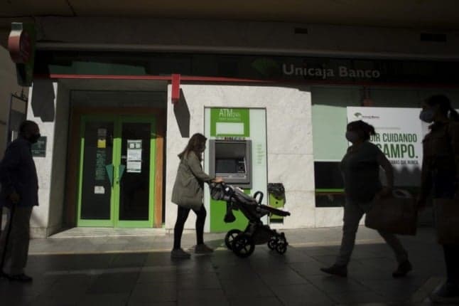 How to avoid paying hidden fees when closing your bank account in Spain