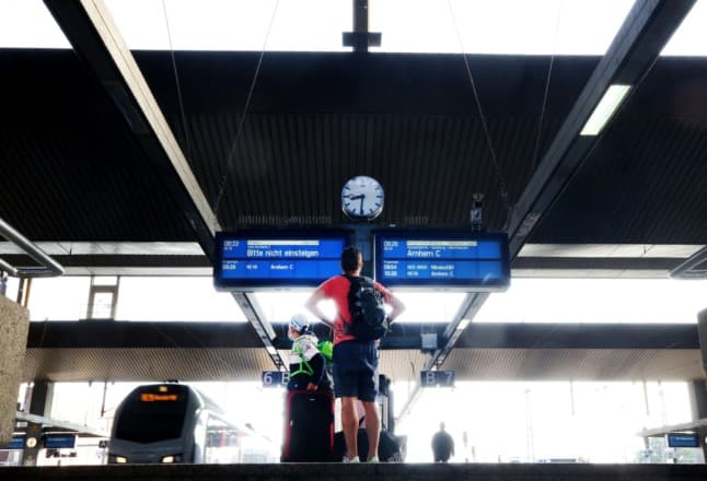 Experts warn of Covid risk on packed German substitute trains on second day of strike