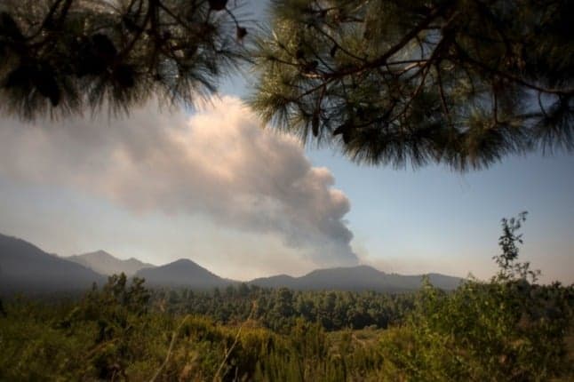 Volcanic ash closes airport on Spain's La Palma again